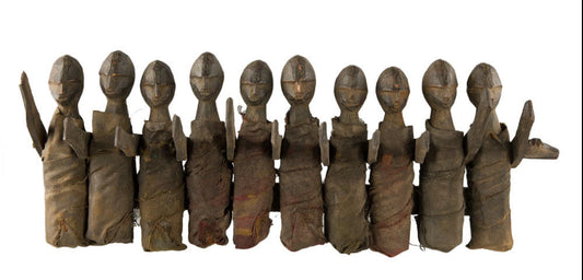 Poupée chamanique Tharu – Groupe rituel de 10 personnages du Népal