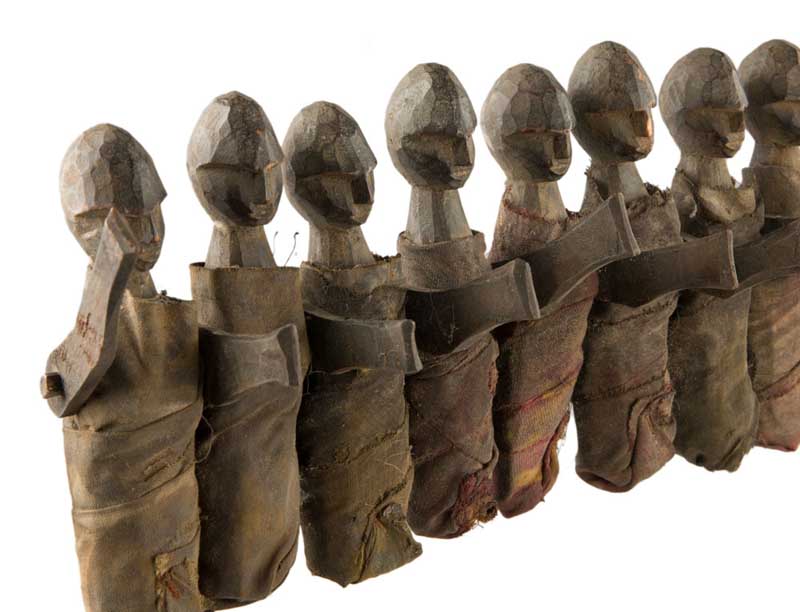 Poupée chamanique Tharu – Groupe rituel de 10 personnages du Népal
