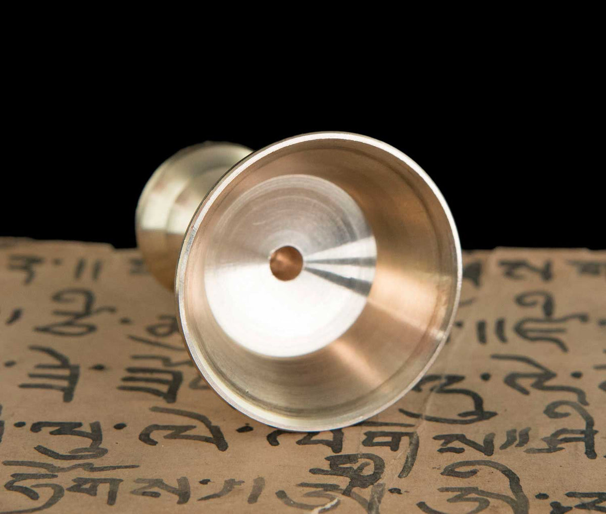 Lampe bouddhiste à beurre en laiton – offrande de lumière et méditation