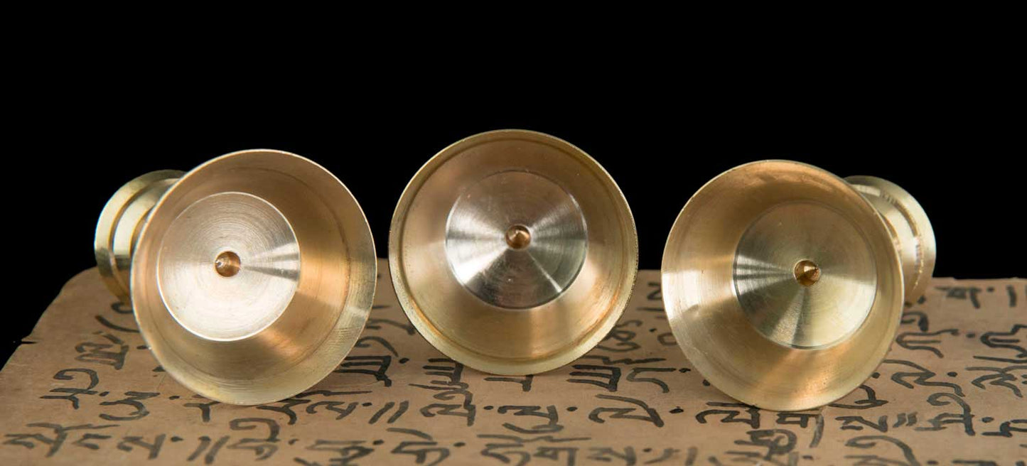 Lot de 3 lampes à beurre bouddhistes en laiton – offrande de lumière (Dipa)