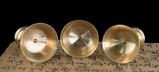 Lot de 3 lampes à beurre bouddhistes en laiton – offrande de lumière (Dipa)