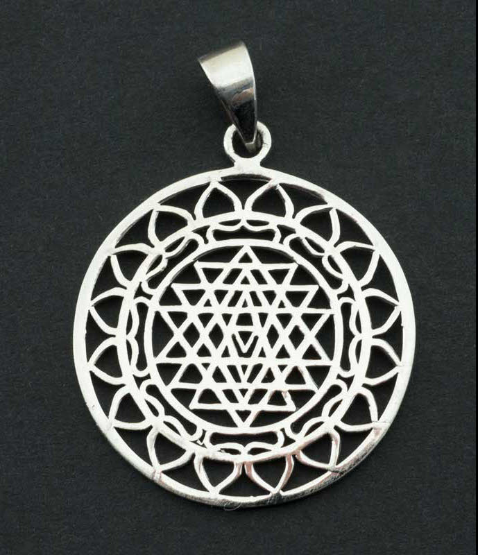 Pendentif mandala Sri Yantra en argent massif 925 – Géométrie sacrée artisanale