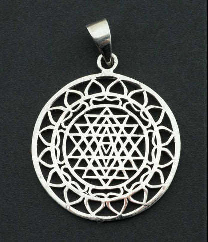Pendentif mandala Sri Yantra en argent massif 925 – Géométrie sacrée artisanale