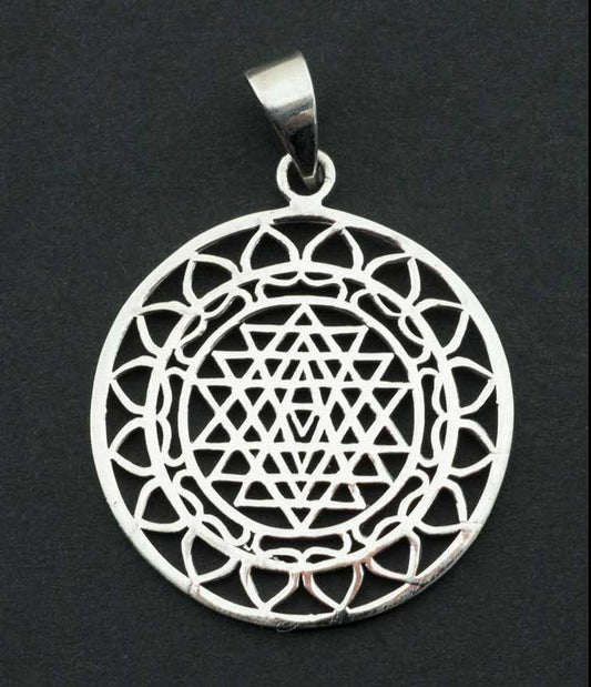 Pendentif mandala Sri Yantra en argent massif 925 – Géométrie sacrée artisanale
