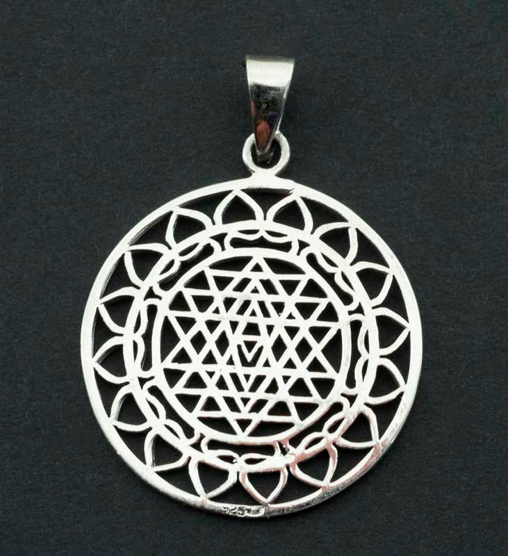 Pendentif mandala Sri Yantra en argent massif 925 – Géométrie sacrée artisanale