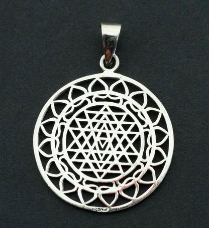 Pendentif mandala Sri Yantra en argent massif 925 – Géométrie sacrée artisanale