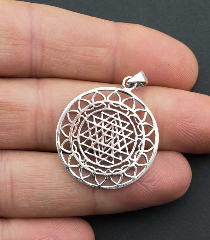 Pendentif mandala Sri Yantra en argent massif 925 – Géométrie sacrée artisanale