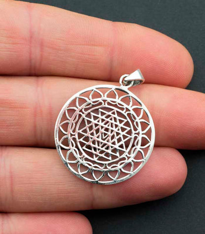 Pendentif mandala Sri Yantra en argent massif 925 – Géométrie sacrée artisanale
