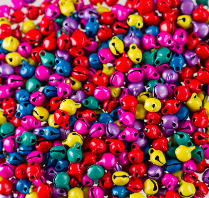 Lot de 50 ou 100 Mini Grelots Multicolores en Métal Ø 8 mm – Accessoires Créatifs Indiens