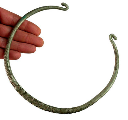 Collier Ethnique Hansuli Tharu – Ancienne Torque Décorative Du Népal
