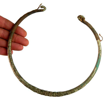Collier Ethnique Hansuli Tharu – Ancienne Torque Décorative Du Népal
