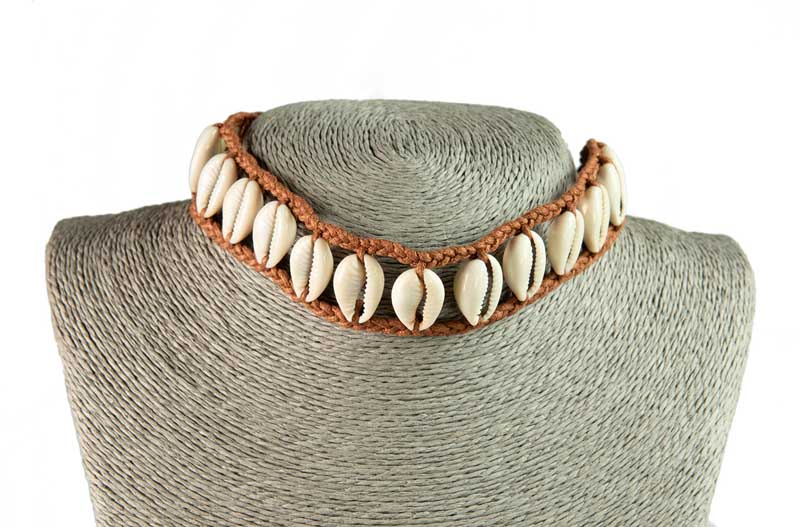 Collier ras de cou Cauri en coquillages Marron – Bijou ethnique artisanal