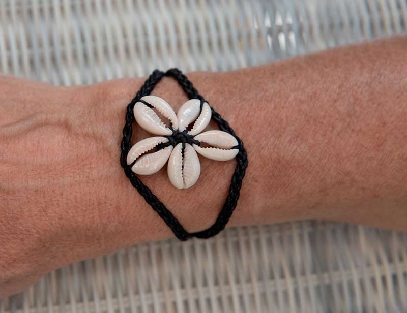 Bracelet Cauri Fleur en coquillages – Bijou ethnique artisanal