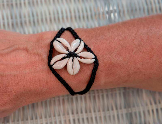 Bracelet Cauri Fleur en coquillages – Bijou ethnique artisanal
