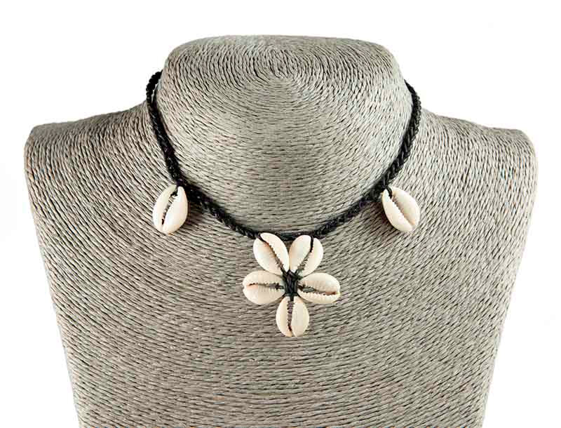 Collier ras de cou Cauri en coquillages motif Fleur – Bijou ethnique artisanal