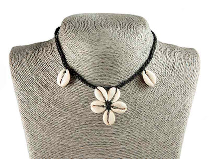 Collier ras de cou Cauri en coquillages motif Fleur – Bijou ethnique artisanal