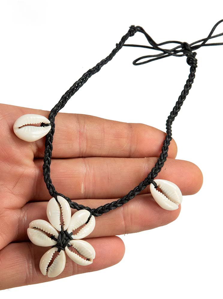 Collier ras de cou Cauri en coquillages motif Fleur – Bijou ethnique artisanal