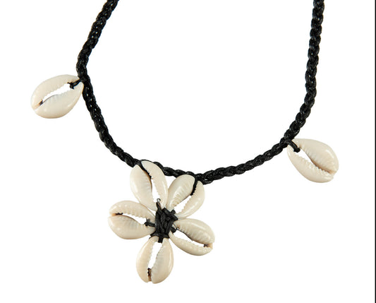 Collier ras de cou Cauri en coquillages motif Fleur – Bijou ethnique artisanal