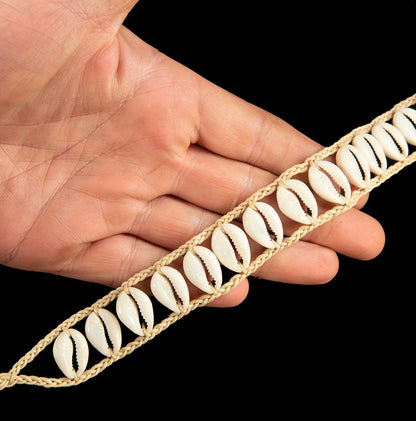 Collier ras de cou Cauri en coquillages Beige – Bijou ethnique artisanal