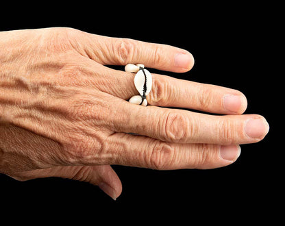 Bague Cauri artisanale réglable – Bijou ethnique en coquillage