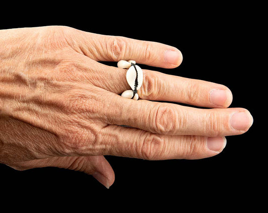Bague Cauri artisanale réglable – Bijou ethnique en coquillage