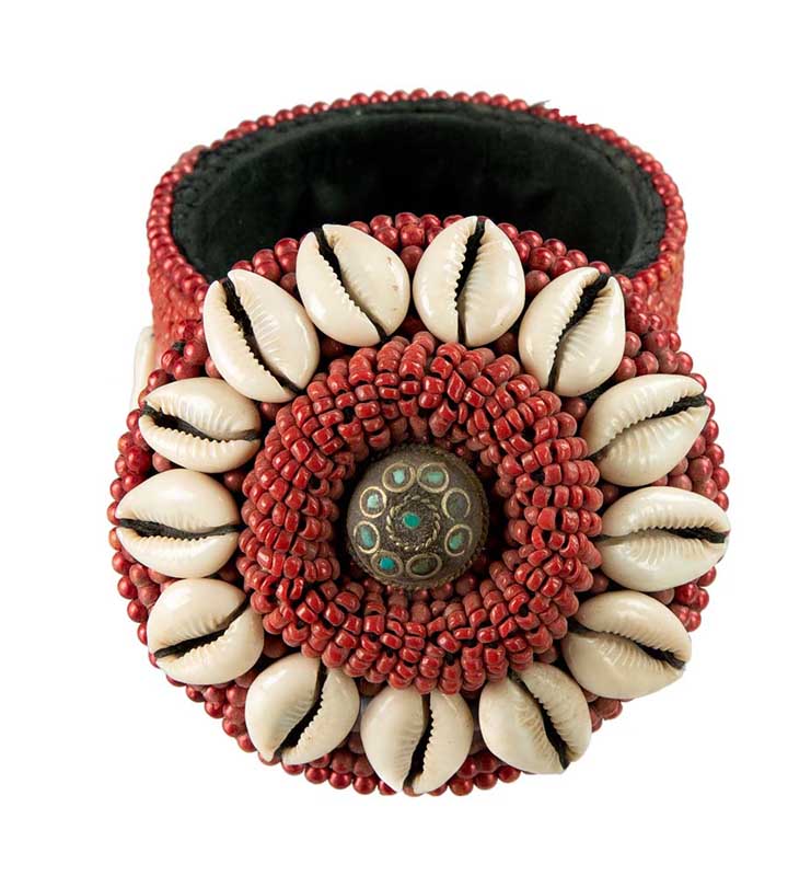 Boîte à bijoux tibétaine en bois – Cauris et perles rouges