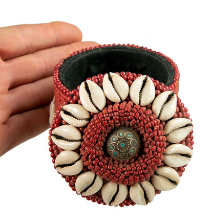 Boîte À Bijoux Tibétaine Avec Cauris Et Perles Rouges – Artisanat Traditionnel