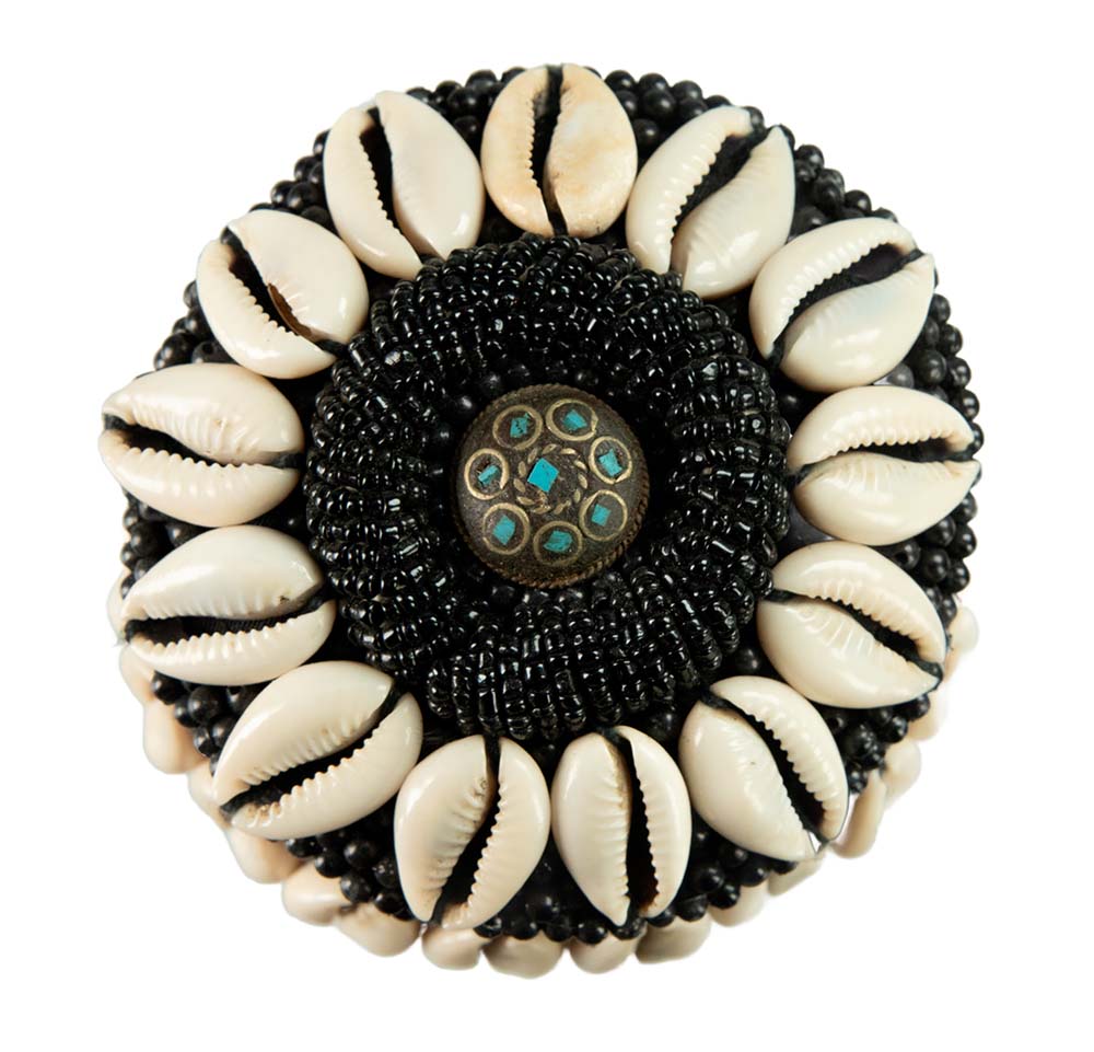 Boîte à bijoux tibétaine en bois – Cauris et perles noires