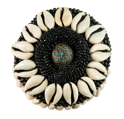 Boîte à bijoux tibétaine en bois – Cauris et perles noires