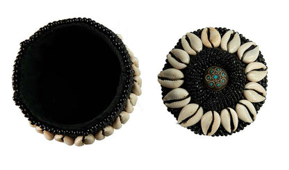 Boîte à bijoux tibétaine en bois – Cauris et perles noires