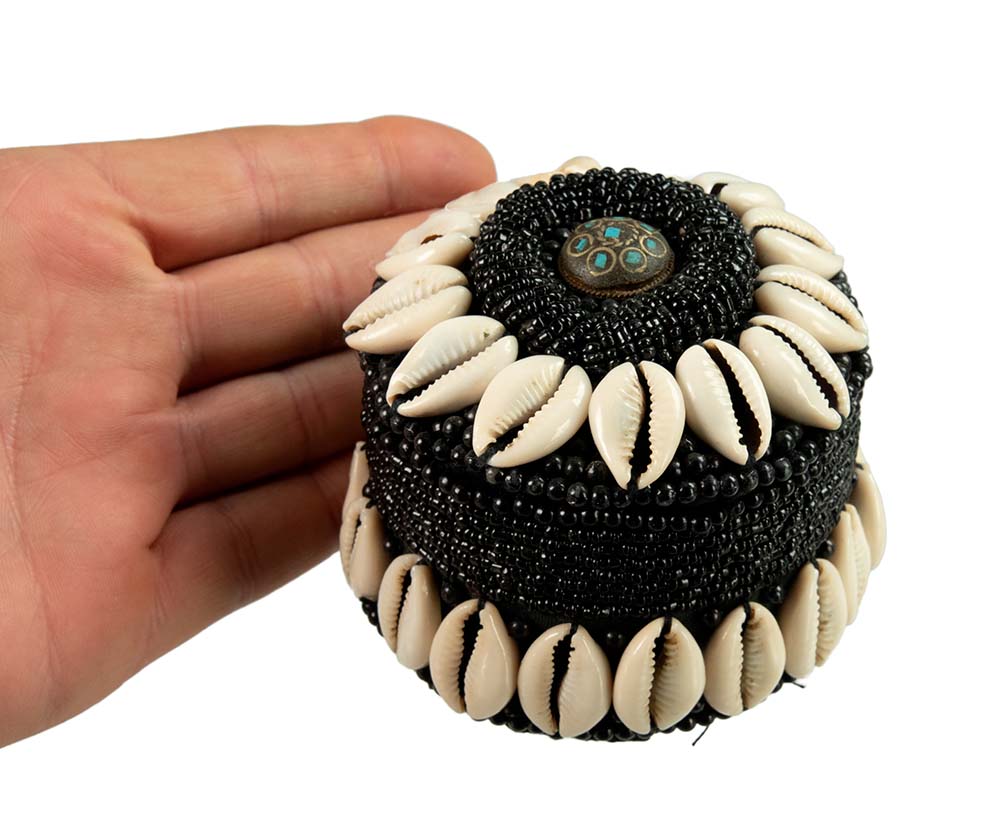 Boîte À Bijoux Tibétaine Avec Cauris Et Perles Noires – Artisanat Traditionnel