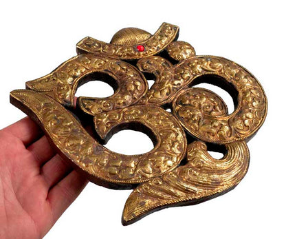Décoration Murale Om Hindouiste en Bois et Laiton – Symbole Spirituel