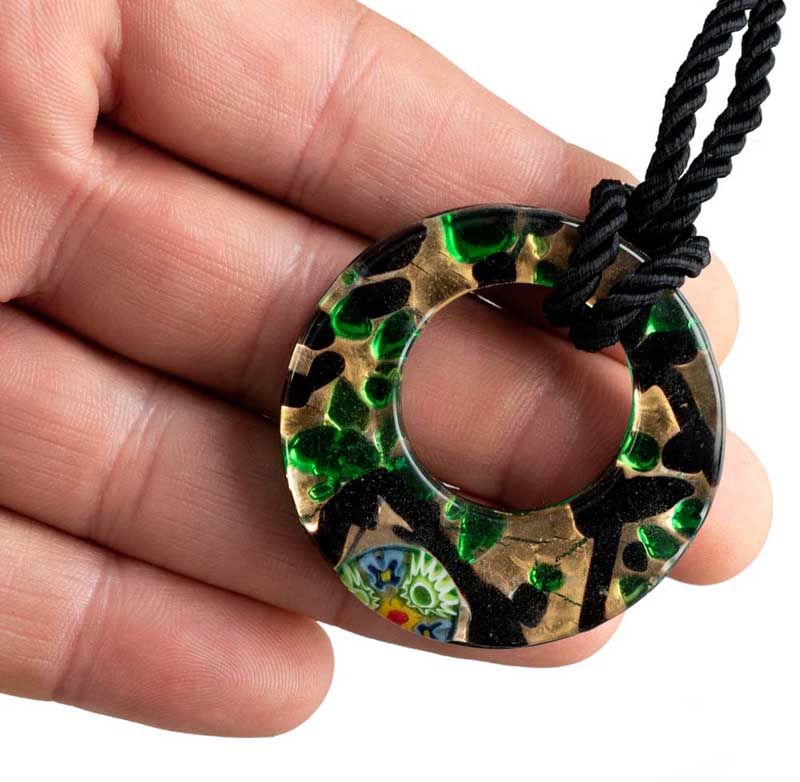 Pendentif Donut en Verre de Murano Vert et Doré – Bijou Italien d’Exception