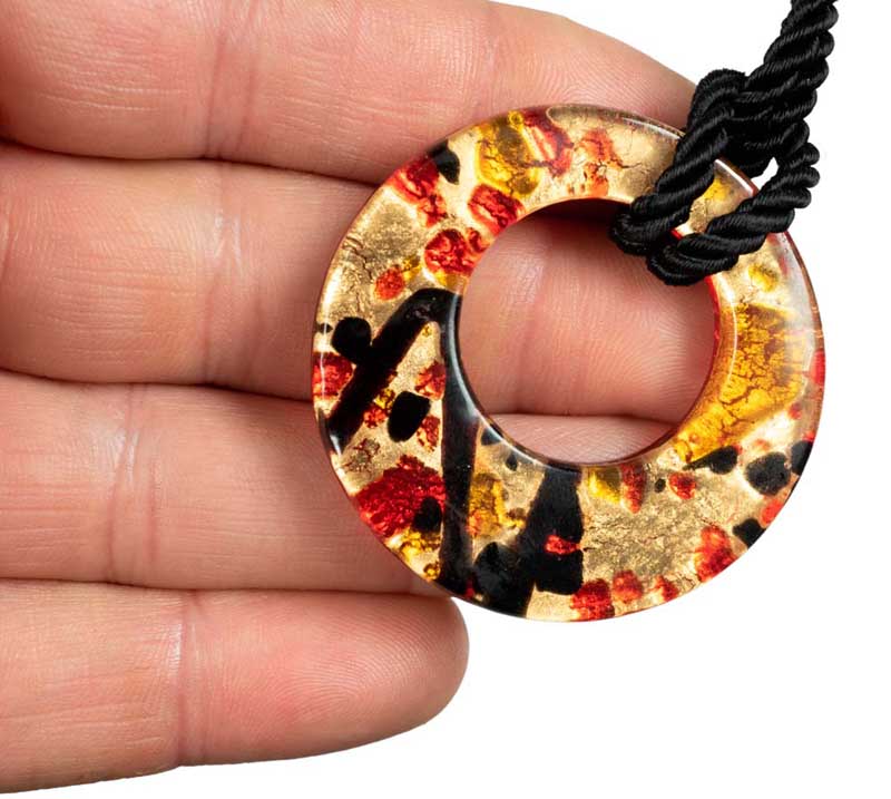 Pendentif Donut en Verre de Murano Rouge, Noir et Doré – Bijou Italien Unique