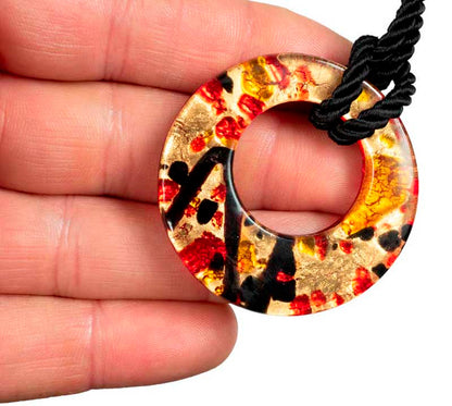 Pendentif Donut en Verre de Murano Rouge, Noir et Doré – Bijou Italien Unique
