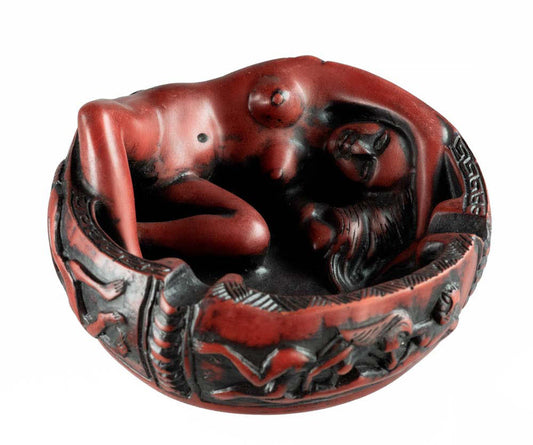 Cendrier Femme Nue En Résine Bordeaux – Objet Décoratif Original Et Insolite