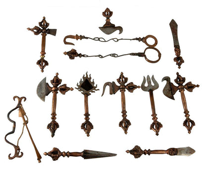 Ancien set de 13 outils et armes de cérémonie bouddhiste tantrique – collection rituelle rare (Népal)