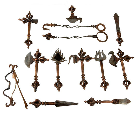 Ancien set de 13 outils et armes de cérémonie bouddhiste tantrique – collection rituelle rare (Népal)