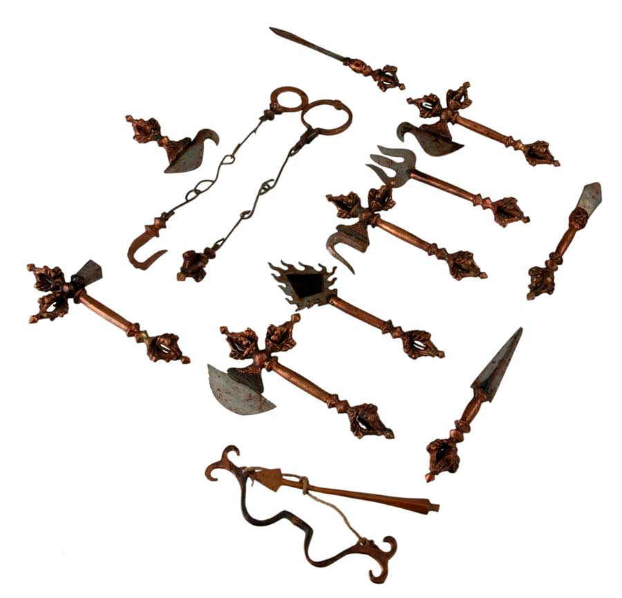 Ancien set de 13 outils et armes de cérémonie bouddhiste tantrique – collection rituelle rare (Népal)