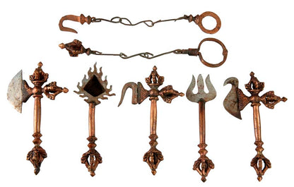 Ancien set de 13 outils et armes de cérémonie bouddhiste tantrique – collection rituelle rare (Népal)