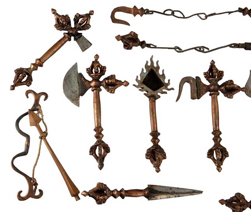 Ancien set de 13 outils et armes de cérémonie bouddhiste tantrique – collection rituelle rare (Népal)