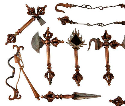 Ancien set de 13 outils et armes de cérémonie bouddhiste tantrique – collection rituelle rare (Népal)
