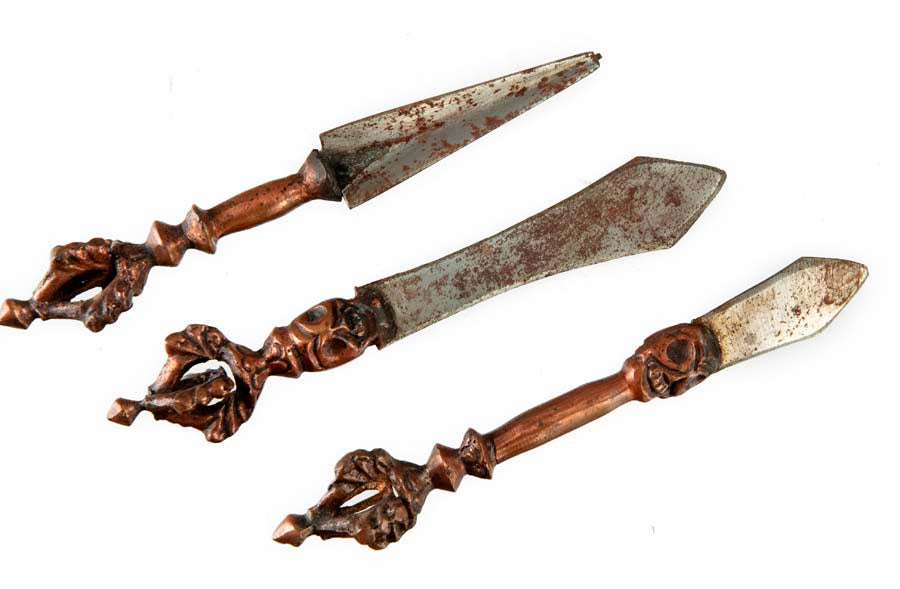 Ancien set de 13 outils et armes de cérémonie bouddhiste tantrique – collection rituelle rare (Népal)