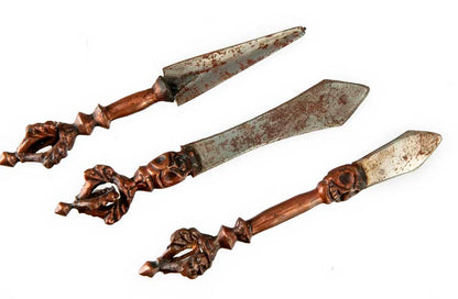 Ancien set de 13 outils et armes de cérémonie bouddhiste tantrique – collection rituelle rare (Népal)