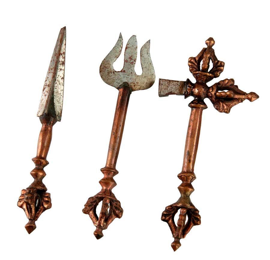 Ancien set de 13 outils et armes de cérémonie bouddhiste tantrique – collection rituelle rare (Népal)
