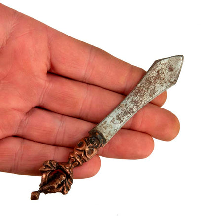 Ancien set de 13 outils et armes de cérémonie bouddhiste tantrique – collection rituelle rare (Népal)