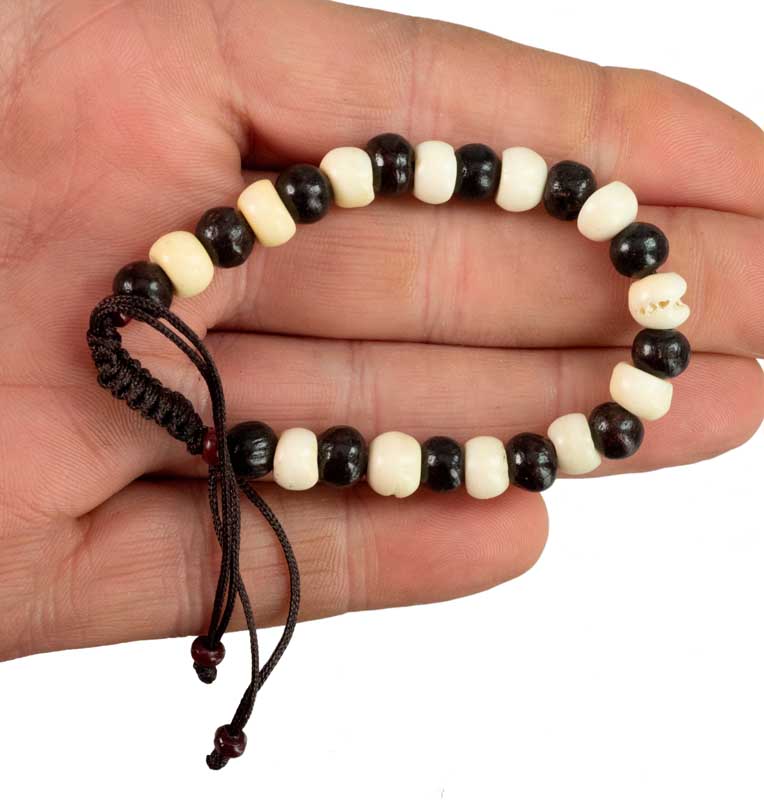 Bracelet tibétain perles noires et blanches – Bijou artisanal en bois et os recyclé du Népal