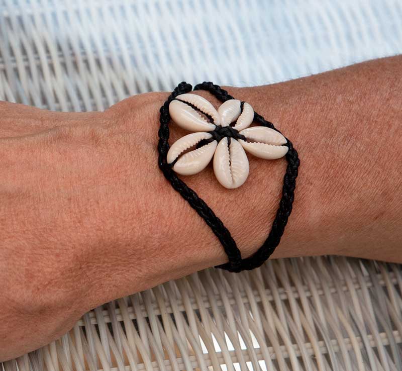 Bracelet Cauri Fleur en coquillages – Bijou ethnique artisanal