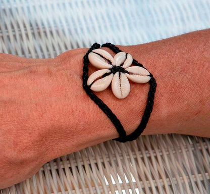 Bracelet Cauri Fleur en coquillages – Bijou ethnique artisanal