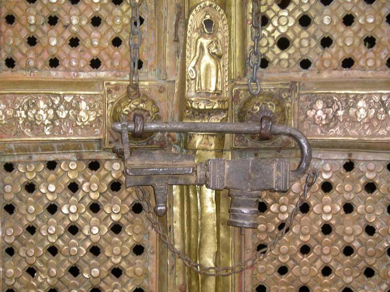Ancien Cadenas Traditionnel En Fer Forgé – Artisanat Du Népal Et De L'Inde